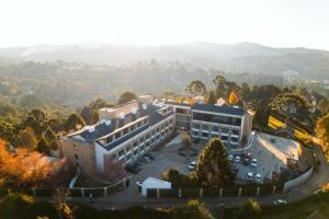 an overhead view of a building with a parking lot at Bexp Spaces | Wanderlust Campos do Jordão in Campos do Jordão