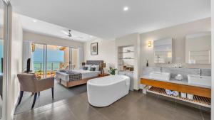 Cucina o angolo cottura di Whitsunday Reflections