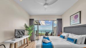 una camera da letto con un letto e vista sull'oceano di Whitsunday Reflections ad Airlie Beach