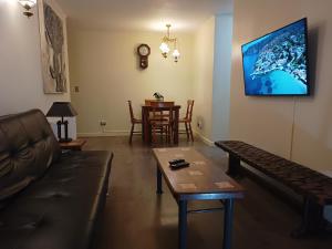 TV a/nebo společenská místnost v ubytování Hermosa habitación en exclusivo barrio de Talca