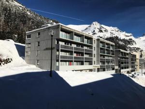 un edificio en la nieve frente a una montaña en Résidence La Petite Ourse - 3 Pièces pour 6 Personnes 62, en Flaine