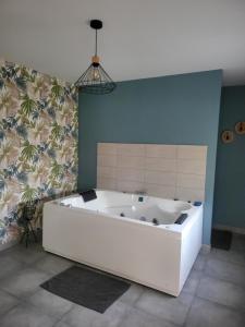 a white bath tub in a room with a wall at Atelier Détente in Liévin