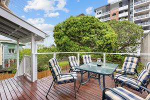 un patio con sillas y una mesa en una terraza en Gorgeous 3-Bed Family Home by Oxenham Park & Shops en Brisbane