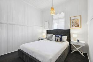 Un dormitorio blanco con una cama grande y una ventana en Gorgeous 3-Bed Family Home by Oxenham Park & Shops en Brisbane