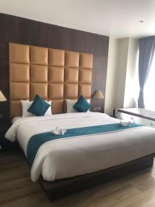 Rúm í herbergi á Dees Boutique Hotel