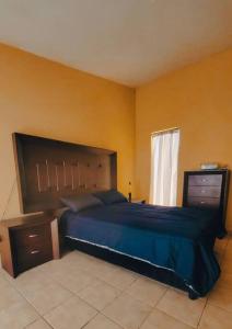ein Schlafzimmer mit einem großen Bett und einem Fenster in der Unterkunft Alojamiento completo Tabachines in Ixtapan de la Sal