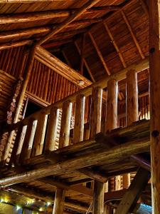 um tecto de madeira de um edifício com vigas de madeira em Log Cabin at Rainier Lodge (0.4 miles from entrance) em Ashford