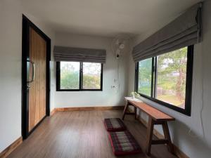 a room with a bench and windows in a house at Pai Chao Kha in Pai