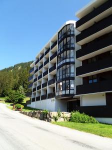 a large apartment building with a road in front of it at Résidence Doris - Studio pour 4 Personnes 04 in Flaine