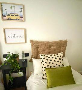 łóżko z poduszką i zdjęciem na ścianie w obiekcie La Casa de Niku w mieście Bilbao +7 zdjęć