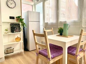 kuchnia ze stołem, krzesłami i lodówką w obiekcie La Casa de Niku w mieście Bilbao