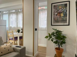 salon z kanapą i rośliną w obiekcie La Casa de Niku w mieście Bilbao