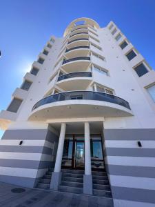 een hoog gebouw met trappen ervoor bij MH Buona Vista in Monte Hermoso