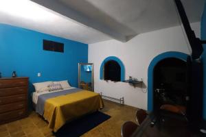 Ένα ή περισσότερα κρεβάτια σε δωμάτιο στο House with Rooftop Near Airport