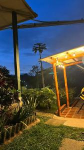 une pergola en bois avec un banc sous celle-ci dans l'établissement Hotel Campestre Gualiva, à La Vega
