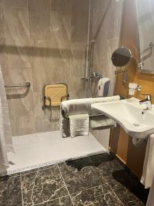 Boris Hotel Beylikdüzü في بيليكدوزو: حمام مع دش ومغسلة