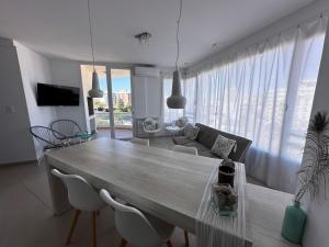een eetkamer en woonkamer met een tafel en stoelen bij MH Buona Vista in Monte Hermoso