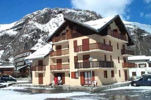 een gebouw voor een met sneeuw bedekte berg bij Résidence Carene - Studio pour 4 Personnes 94 in Valloire