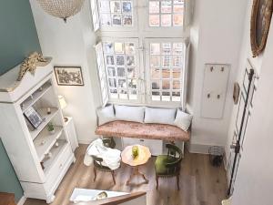 a living room with a bench and a window at Appartement Bulle d'antan en cœur de ville - Monument classé historique - Grand Jaccuzi in Castres