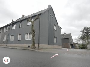 un árbol sentado al lado de una calle al lado de un edificio en SR24 - Stilvolle Wohnung 1 in Herten, en Herten
