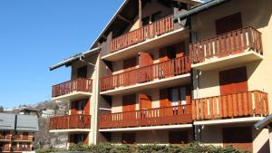 an apartment building with balconies on the side of it at Résidence Betelgeuse - Studio pour 3 Personnes 64 in Valloire