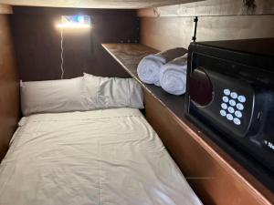 Habitación pequeña con cama y microondas. en C and C Backpack, en Stawell