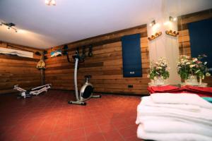 a fitness room with two beds and a treadmill at Résidence Les Fermes Du Planet - Pièces 74 in Valloire