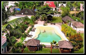 - une vue aérienne sur la piscine d'un complexe dans l'établissement Imagine-Bohol, à Panglao