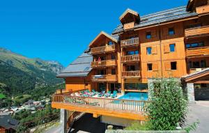 a building with a balcony and a swimming pool at Edelweiss Chalets De La Vallee D'or - 2 Pièces pour 4 Personnes 34 in Valloire