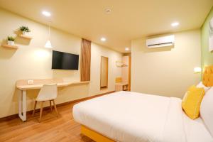 TV a/nebo společenská místnost v ubytování Bloom Hotel - Medicity Gurugram, Near Medanta Hospital