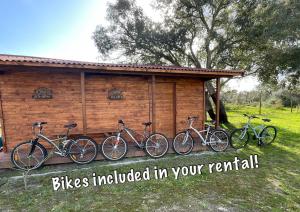un gruppo di biciclette parcheggiate di fronte a un edificio di Monte Velho - Country House a Canha