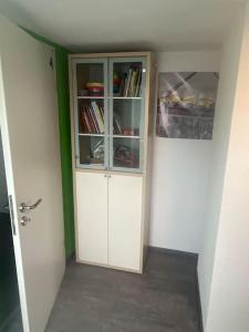 una habitación con una estantería con libros. en Ferienwohnung Unger, en Schopfloch