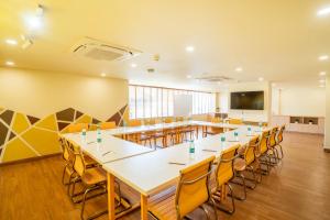 TV a/nebo společenská místnost v ubytování Bloom Hotel - Medicity Gurugram, Near Medanta Hospital