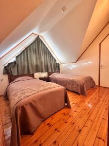 2 camas en una habitación con ático en Niseko Izumikyo en Niseko