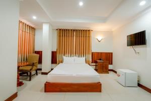 een hotelkamer met een bed en een televisie bij Holiday Hotel in Kampong Speu