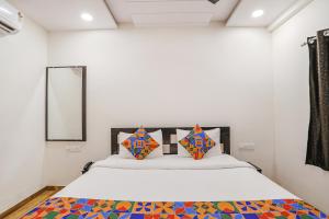 Ένα ή περισσότερα κρεβάτια σε δωμάτιο στο FabHotel Royal Stay - Beltarodi