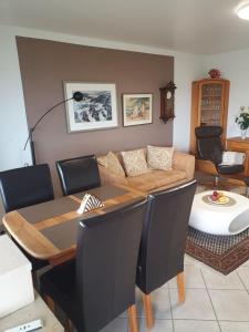 una sala de estar con una mesa y un sofá en Ferienwohnung Sonnenschein mit Pool und Sauna, en Lahnstein