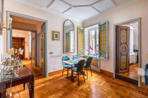 uma sala de jantar com mesa e cadeiras em Martina House em Roma