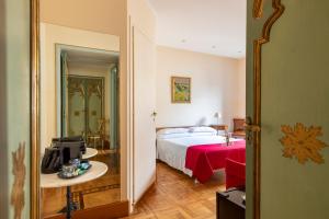 ein Hotelzimmer mit einem Bett und einem Spiegel in der Unterkunft Martina House in Rom