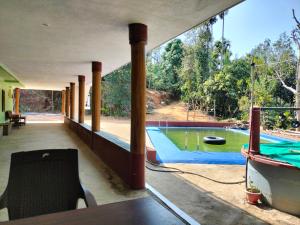 una casa con piscina en el patio trasero en Sambrama Wood house, en Madikeri