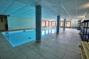 - une grande piscine dans une grande pièce dans l'établissement Les Chalets Des Evettes - 2 Pièces pour 4 Personnes 94, à Notre-Dame-de-Bellecombe