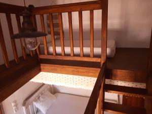 une pièce vide avec un escalier en bois lumineux dans l'établissement Bella Vista Montagna, à Apérathos