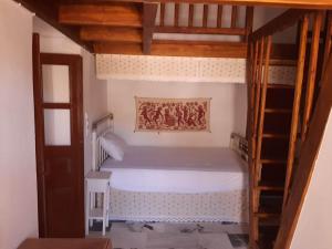 ein kleines Schlafzimmer mit einem Bett in einem Zimmer in der Unterkunft Bella Vista Montagna in Apérathos