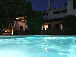 een zwembad met blauw water voor een gebouw bij La Villa Lisboa: Maison de vacances in Aroeira +10 foto's