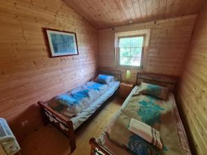 an overhead view of a bedroom with two beds in a cabin at Pensjonacik Ogrody in Pierzchno