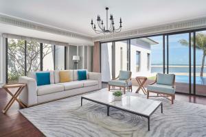 un soggiorno con divano e sedie bianchi di Renaissance Hoi An Resort & Spa a Hoi An