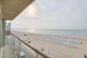 een balkon met uitzicht op het strand bij 4e verdiep appartement met zeezicht in Knokke in Knokke-Heist