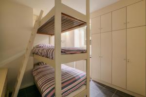 een kamer met 2 stapelbedden bij 4e verdiep appartement met zeezicht in Knokke in Knokke-Heist