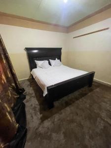 Un dormitorio con una cama con sábanas y almohadas blancas. en Nabatean NIghts Home Stay, en Wadi Musa