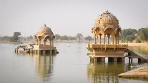 deux kiosques au milieu d'un lac dans l'établissement Hotel Sun Heaven Senerity, à Jaisalmer
